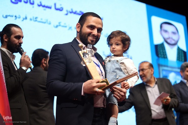 آیین اعطای تندیس ملی فداکاری دانشجویان ایران