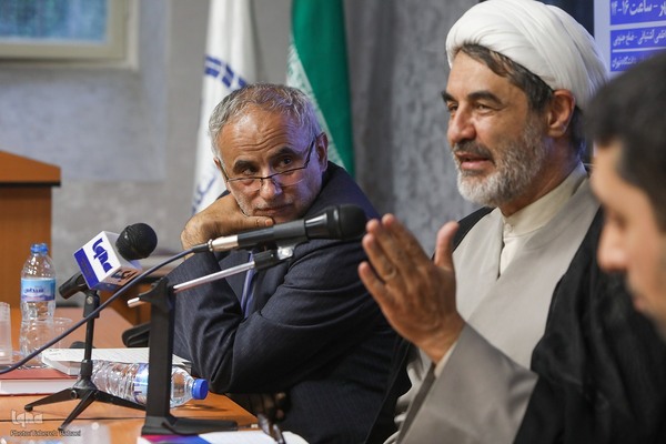 نشست نقد و بررسی کتاب «دانش در مصاف