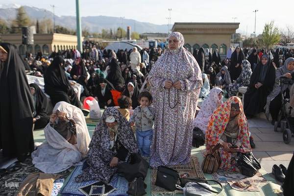 اقامه نماز عید فطر به امامت رهبر معظم انقلاب اسلامی در مصلای امام خمینی (ره)