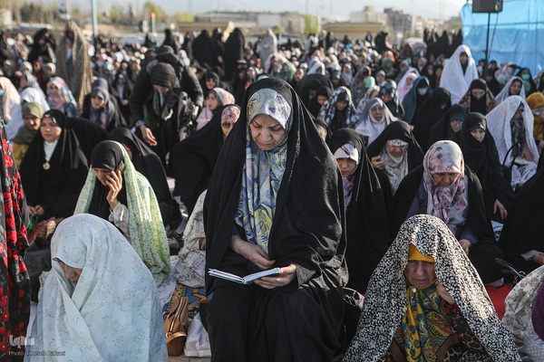 اقامه نماز عید فطر به امامت رهبر معظم انقلاب اسلامی در مصلای امام خمینی (ره)