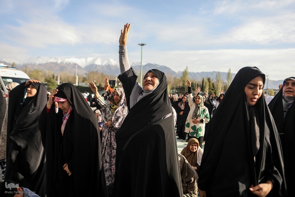 اقامه نماز عید فطر به امامت رهبر معظم انقلاب اسلامی در مصلای امام خمینی (ره)