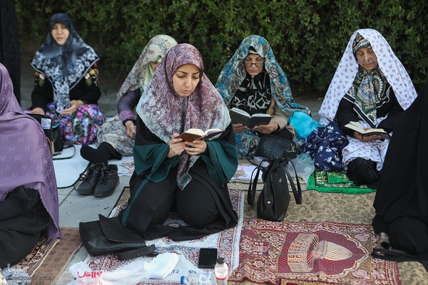 اقامه نماز عید فطر به امامت رهبر معظم انقلاب اسلامی در مصلای امام خمینی (ره)