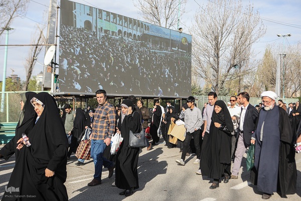 اقامه نماز عید فطر به امامت رهبر معظم انقلاب اسلامی در مصلای امام خمینی (ره)