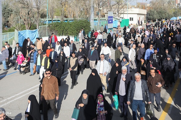 اقامه نماز عید فطر به امامت رهبر معظم انقلاب اسلامی در مصلای امام خمینی (ره)