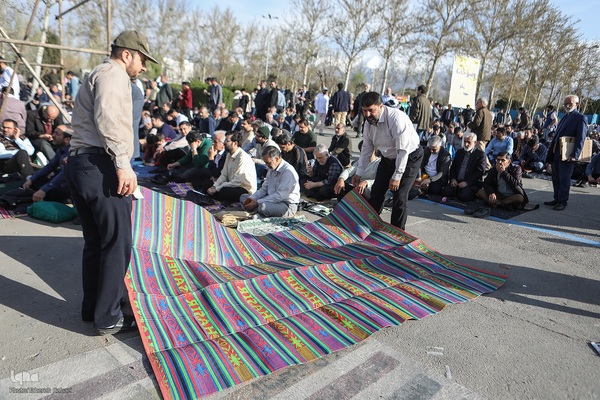 اقامه نماز عید فطر به امامت رهبر معظم انقلاب اسلامی در مصلای امام خمینی (ره)