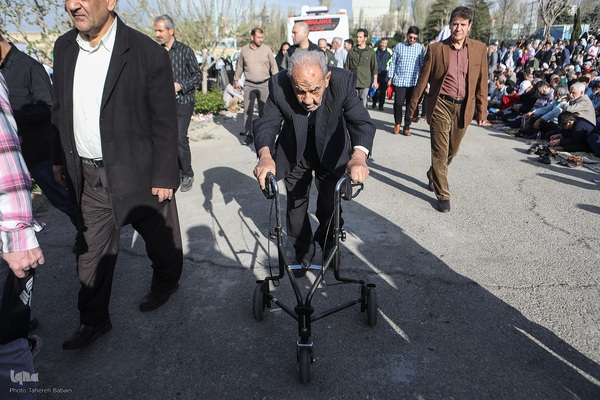 اقامه نماز عید فطر به امامت رهبر معظم انقلاب اسلامی در مصلای امام خمینی (ره)