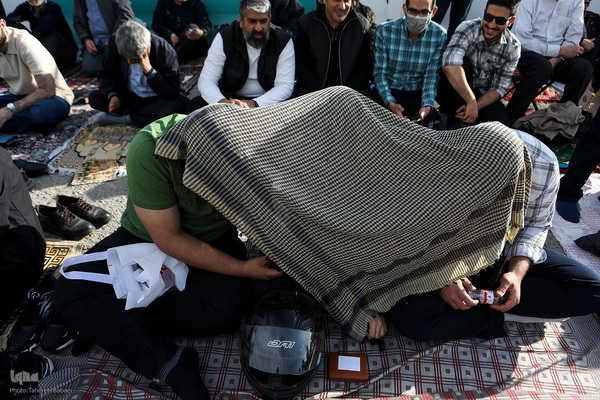 اقامه نماز عید فطر به امامت رهبر معظم انقلاب اسلامی در مصلای امام خمینی (ره)