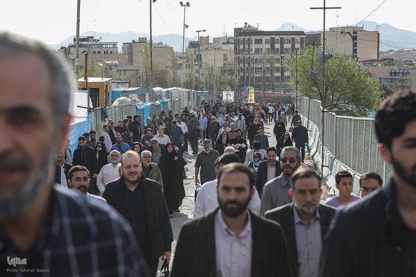 اقامه نماز عید فطر به امامت رهبر معظم انقلاب اسلامی در مصلای امام خمینی (ره)