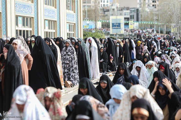 اقامه نماز عید فطر به امامت رهبر معظم انقلاب اسلامی در مصلای امام خمینی (ره)