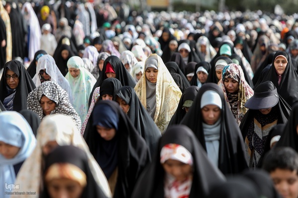 اقامه نماز عید فطر به امامت رهبر معظم انقلاب اسلامی در مصلای امام خمینی (ره)