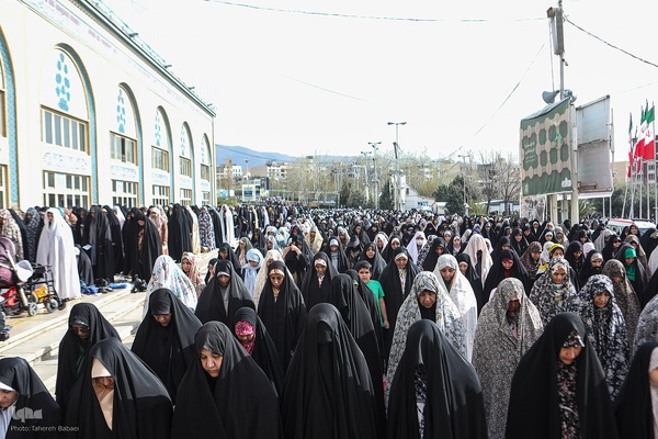 اقامه نماز عید فطر به امامت رهبر معظم انقلاب اسلامی در مصلای امام خمینی (ره)