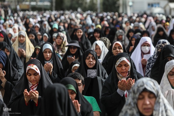 اقامه نماز عید فطر به امامت رهبر معظم انقلاب اسلامی در مصلای امام خمینی (ره)