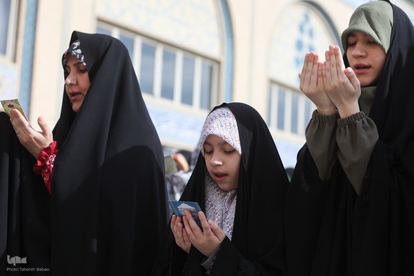 اقامه نماز عید فطر به امامت رهبر معظم انقلاب اسلامی در مصلای امام خمینی (ره)