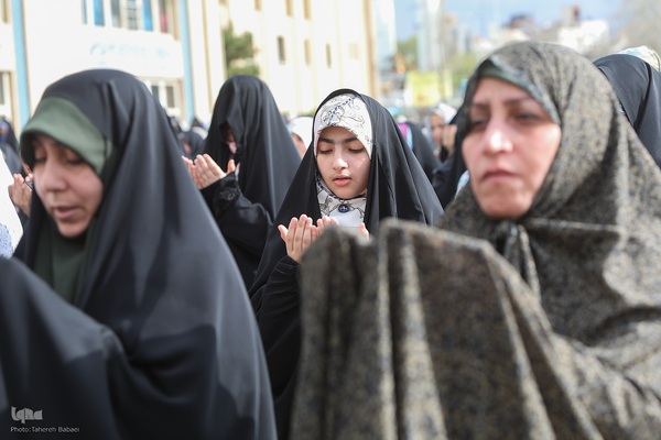 اقامه نماز عید فطر به امامت رهبر معظم انقلاب اسلامی در مصلای امام خمینی (ره)