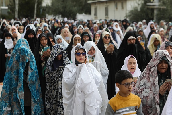 اقامه نماز عید فطر به امامت رهبر معظم انقلاب اسلامی در مصلای امام خمینی (ره)