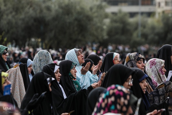 اقامه نماز عید فطر به امامت رهبر معظم انقلاب اسلامی در مصلای امام خمینی (ره)