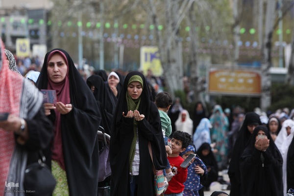 اقامه نماز عید فطر به امامت رهبر معظم انقلاب اسلامی در مصلای امام خمینی (ره)