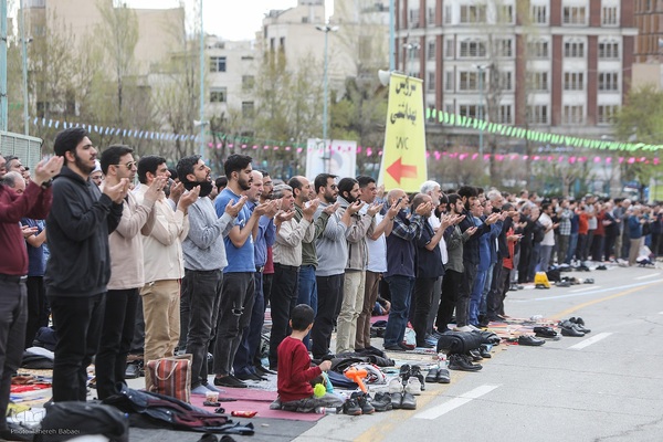 اقامه نماز عید فطر به امامت رهبر معظم انقلاب اسلامی در مصلای امام خمینی (ره)