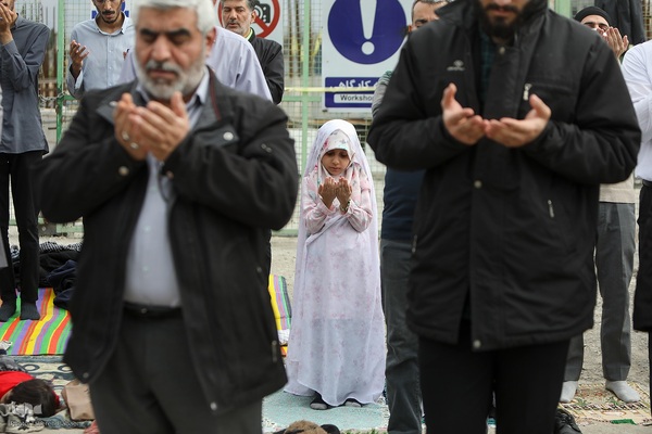 اقامه نماز عید فطر به امامت رهبر معظم انقلاب اسلامی در مصلای امام خمینی (ره)