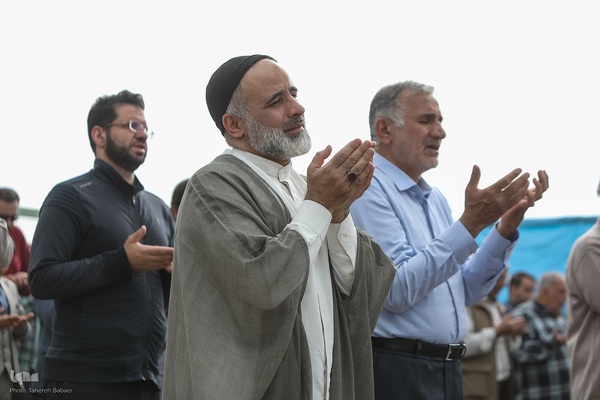 اقامه نماز عید فطر به امامت رهبر معظم انقلاب اسلامی در مصلای امام خمینی (ره)