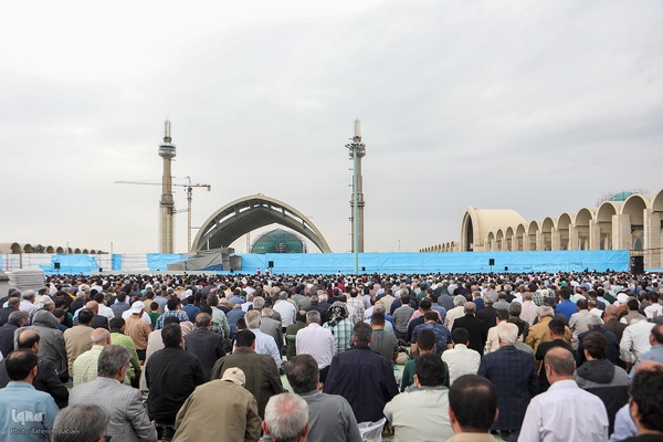 اقامه نماز عید فطر به امامت رهبر معظم انقلاب اسلامی در مصلای امام خمینی (ره)