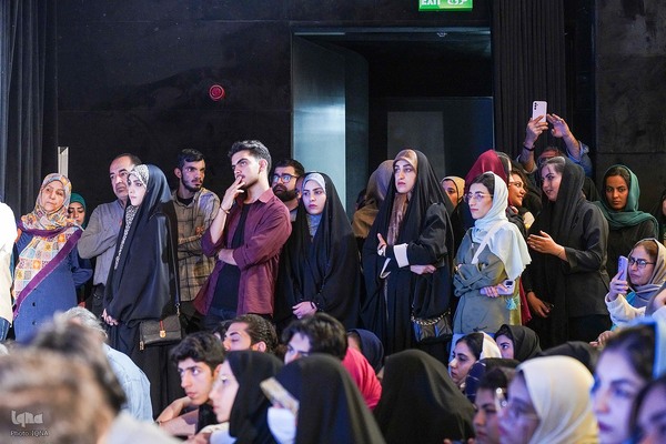 جشن امضای مجموعه‌شعر «نیست» اثر فاضل نظری