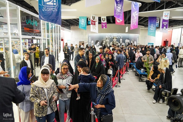 جشن امضای مجموعه‌شعر «نیست» اثر فاضل نظری