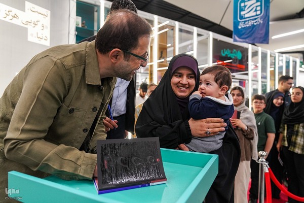 جشن امضای مجموعه‌شعر «نیست» اثر فاضل نظری