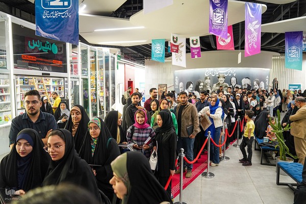 جشن امضای مجموعه‌شعر «نیست» اثر فاضل نظری