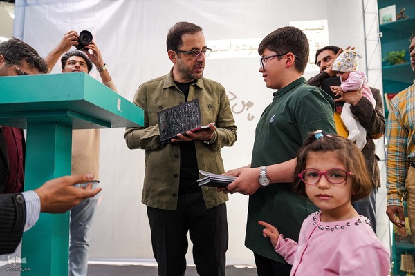 جشن امضای مجموعه‌شعر «نیست» اثر فاضل نظری