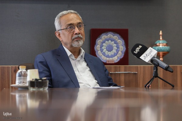 محمد نهاوندیان - سیاستمدار، مدرس دانشگاه و اقتصاددان ایرانی