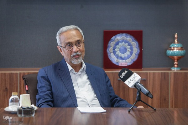 محمد نهاوندیان - سیاستمدار، مدرس دانشگاه و اقتصاددان ایرانی