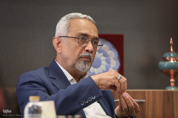 محمد نهاوندیان - سیاستمدار، مدرس دانشگاه و اقتصاددان ایرانی