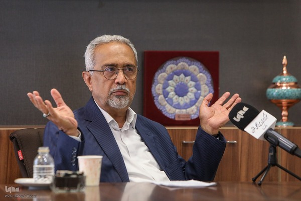 محمد نهاوندیان - سیاستمدار، مدرس دانشگاه و اقتصاددان ایرانی