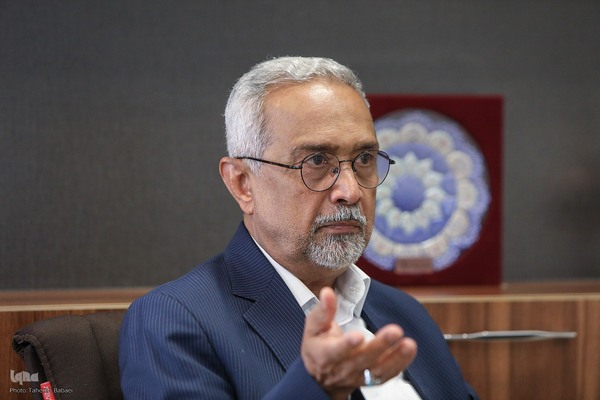 محمد نهاوندیان - سیاستمدار، مدرس دانشگاه و اقتصاددان ایرانی