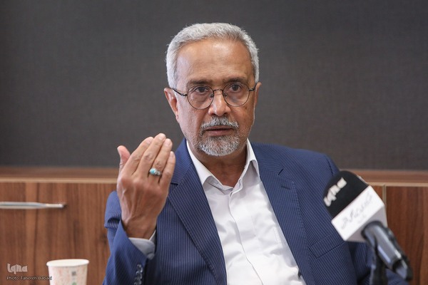 محمد نهاوندیان - سیاستمدار، مدرس دانشگاه و اقتصاددان ایرانی