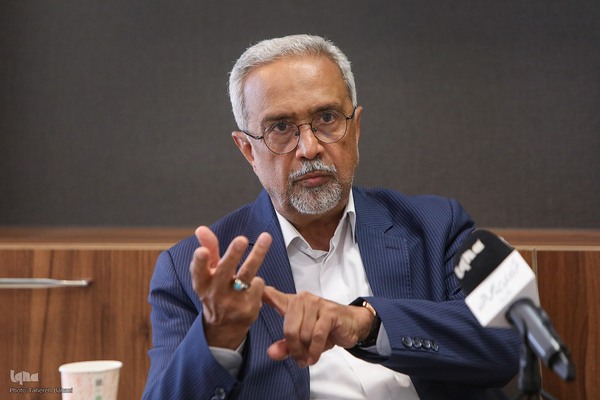 محمد نهاوندیان - سیاستمدار، مدرس دانشگاه و اقتصاددان ایرانی