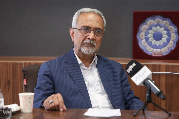 محمد نهاوندیان - سیاستمدار، مدرس دانشگاه و اقتصاددان ایرانی