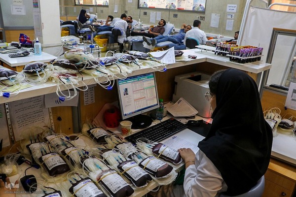 اهدا خون برای حادثه دیدگان بندر عباس