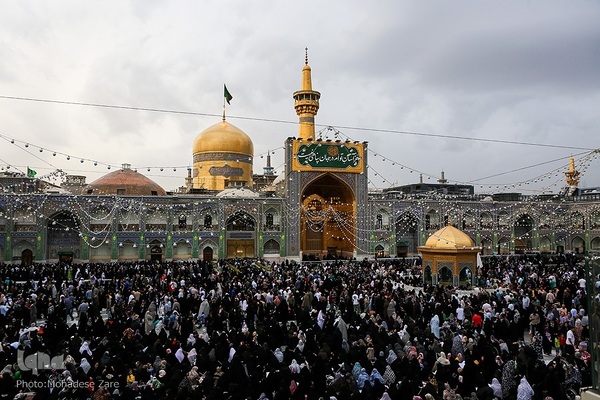 حرم مطهر رضوی در شب ولادت امام رضا(ع)