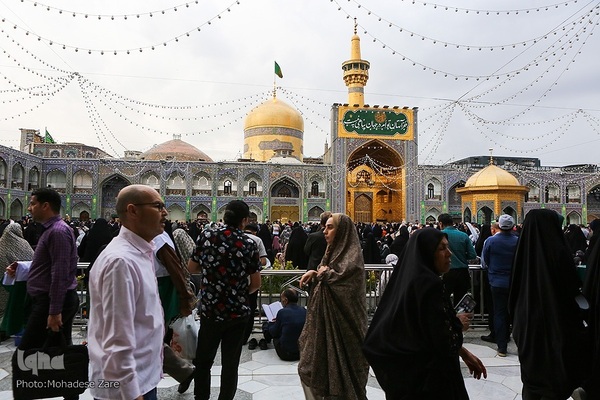 حرم مطهر رضوی در شب ولادت امام رضا(ع)