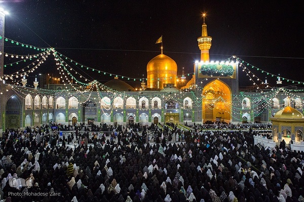 حرم مطهر رضوی در شب ولادت امام رضا(ع)