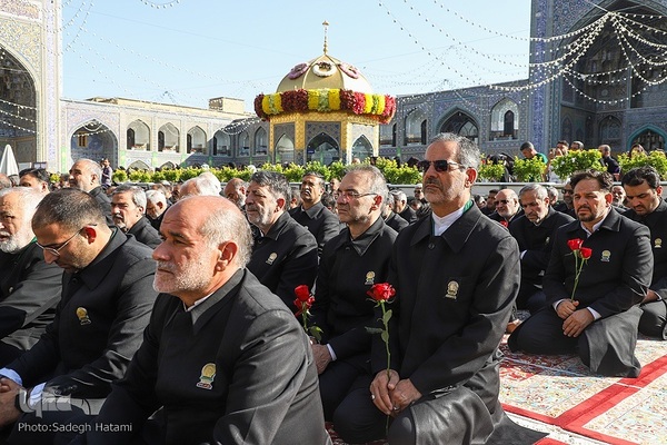 آیین تعویض پرچم گنبد حرم مطهر رضوی