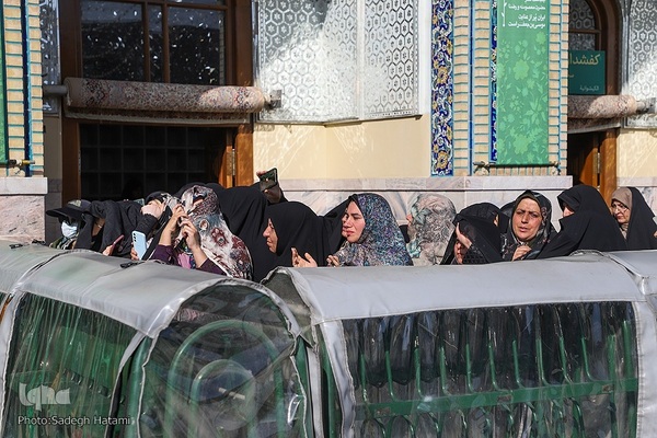 آیین تعویض پرچم گنبد حرم مطهر رضوی