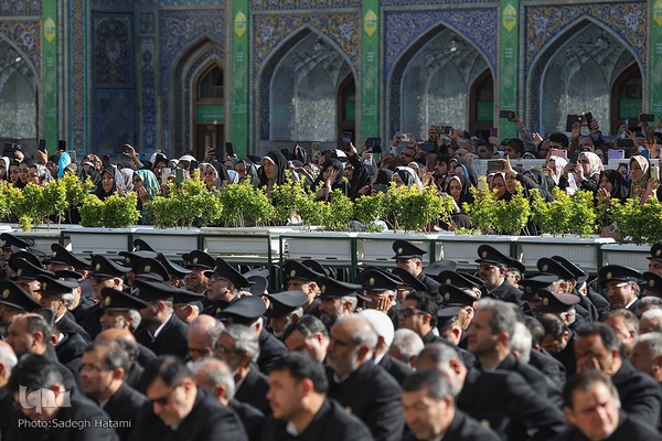 آیین تعویض پرچم گنبد حرم مطهر رضوی