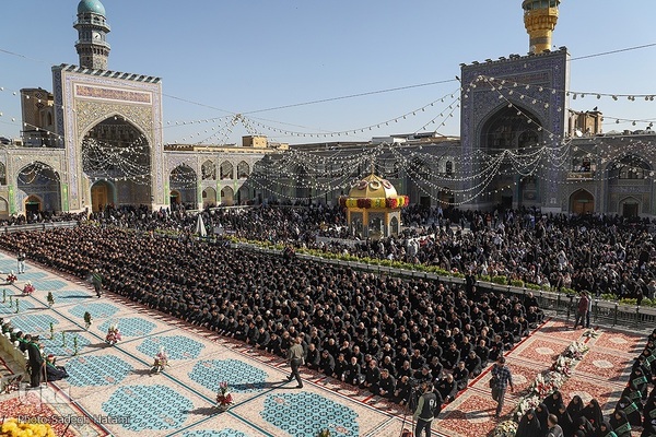 آیین تعویض پرچم گنبد حرم مطهر رضوی