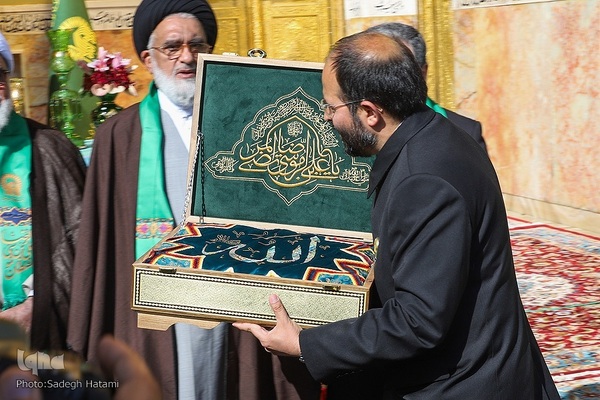 آیین تعویض پرچم گنبد حرم مطهر رضوی