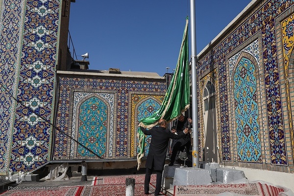 آیین تعویض پرچم گنبد حرم مطهر رضوی