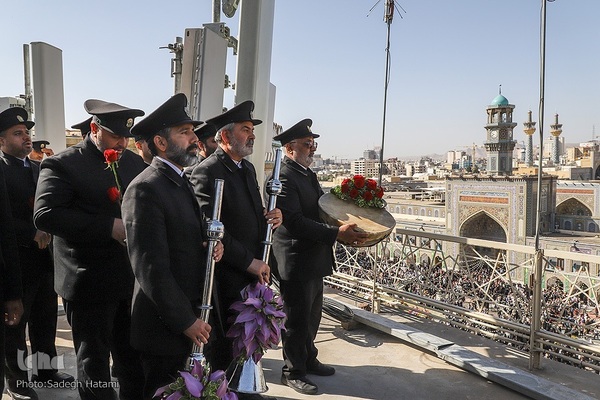 آیین تعویض پرچم گنبد حرم مطهر رضوی