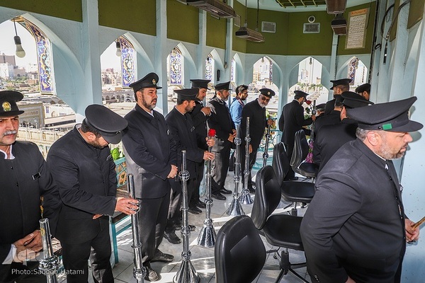 آیین تعویض پرچم گنبد حرم مطهر رضوی